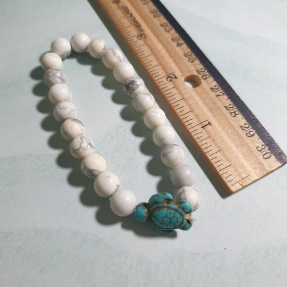White Howlite Bead Bracelet With Turquoise Turtle Charm Stretchable For Women Or - Picture 3 of 4